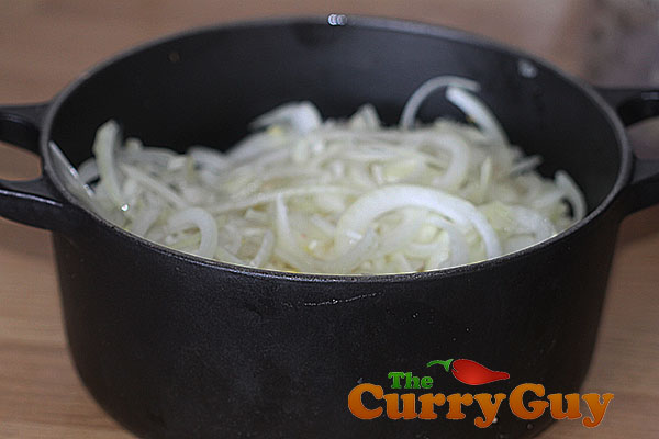 Making onion sauce
