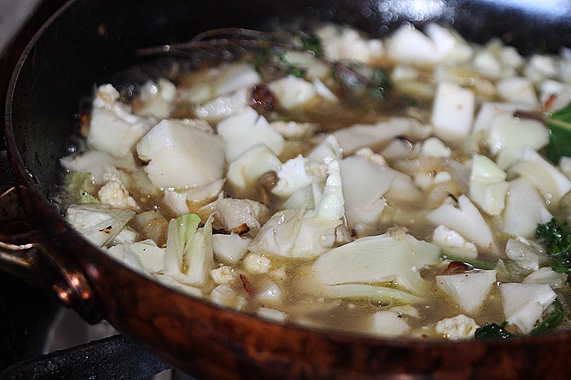 Making cauliflower gratin